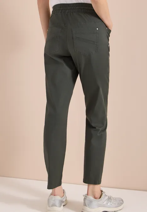 Mid Waist Slim Legs broek in een gewassen look clear khaki Donkergroene, casual damesbroek met elastische taille, taps toelopende pijpen, rugaanzicht.
