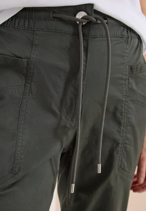 Mid Waist Slim Legs broek in een gewassen look clear khaki Casual olijfgroene broek met trekkoord en zijzakken.