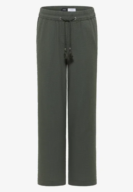 Donkergroene rechte broek van textuurstof, elastische taille met koord en kwastjes.