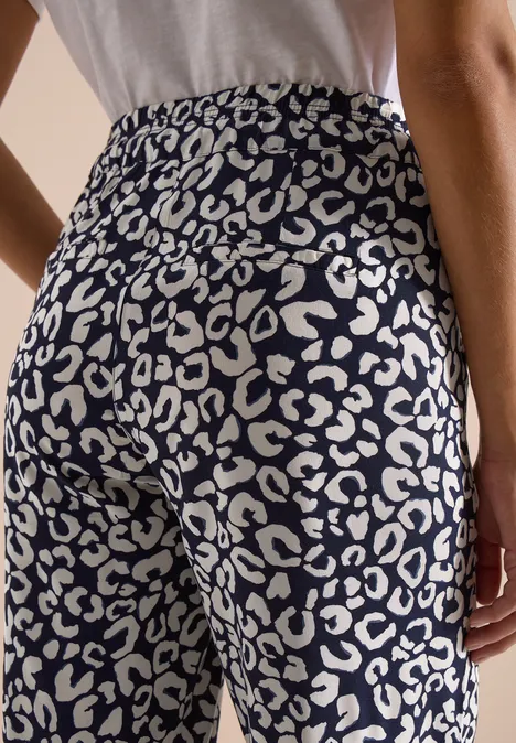 Eng anliegende Leggings mit marineblauem und weißem Leopardenmuster, Rückansicht.