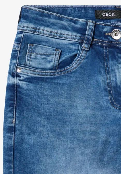 High Waist Wide Leg Jeans im Loose Fit mid blue wash Nahaufnahme einer blauen Denim-Jeans mit Münztasche und Metallknopf.