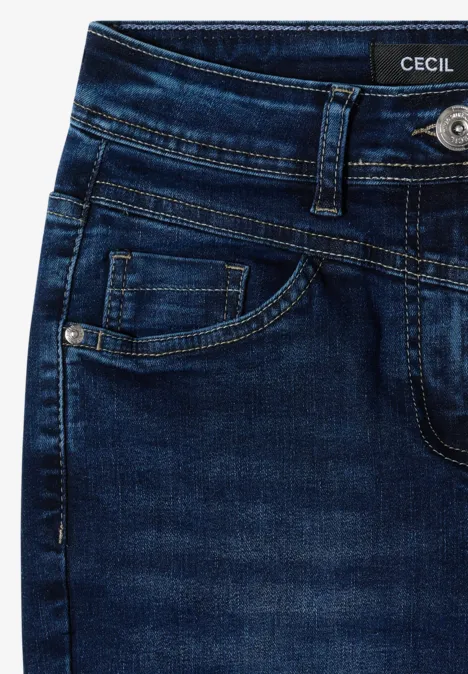 Close-up van een donkerblauwe jeans met zak, tailleband en zichtbaar merklabel 'CECIL'.