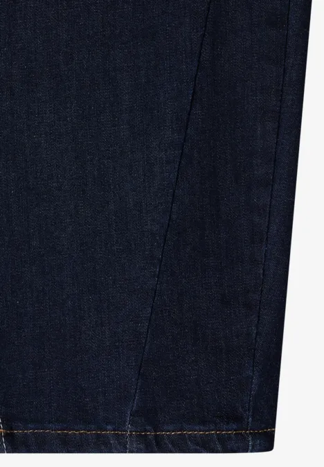 Nahaufnahme des Saums eines dunkelblauen Jeansbeins mit sichtbarer Naht.