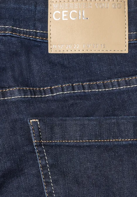 Dunkelblaue Jeans mit sichtbarer CECIL-Lederetikette und kontrastierenden Nähten über der Gesäßtasche.