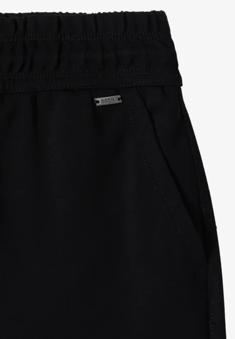 Zwarte joggingbroek met elastische taille, zijzak en een klein metalen merkteken.