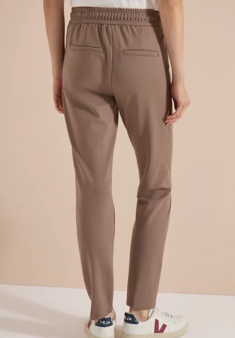 Pantalon slim taupe en tissu, taille élastiquée, poches arrière factices, coupe ajustée