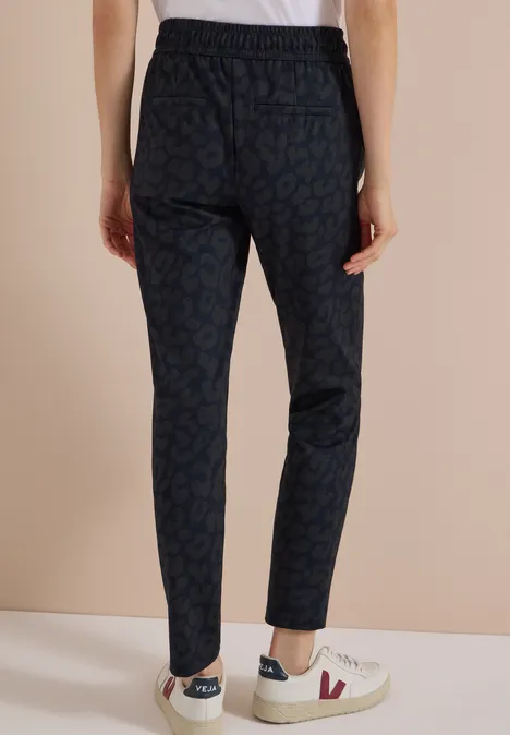 Mid Waist Slim Leg Hose im Casual Fit dark navy blue Schmale schwarze Hose mit dezentem Tierprint.