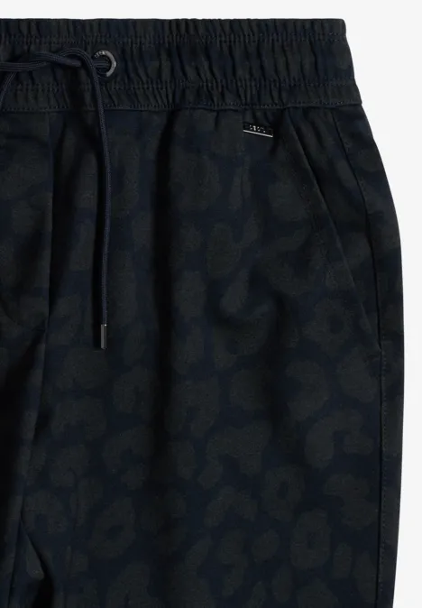 Mid Waist Slim Leg Hose im Casual Fit dark navy blue Nahaufnahme einer dunkelblauen Jogginghose mit elastischem Bund und dezentem Tiermuster.