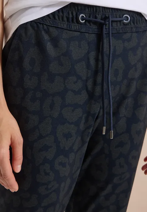 Mid Waist Slim Leg Hose im Casual Fit dark navy blue Schwarze Hose mit dezentem Leopardenmuster, Kordelzug und Hand am Bund