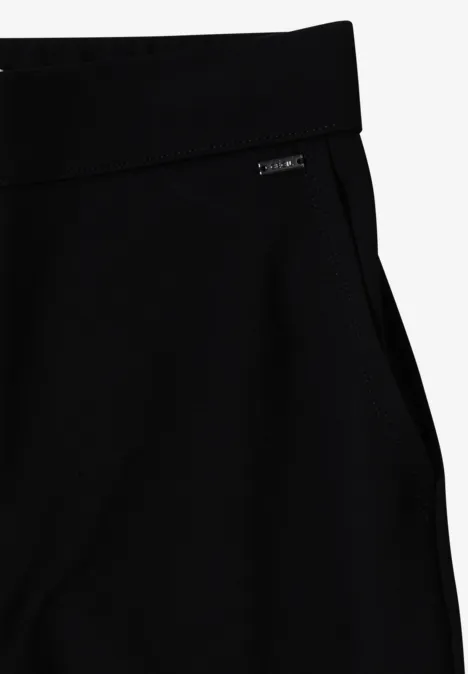 Schwarze Freizeithose mit elastischem Bund und Seitentasche.