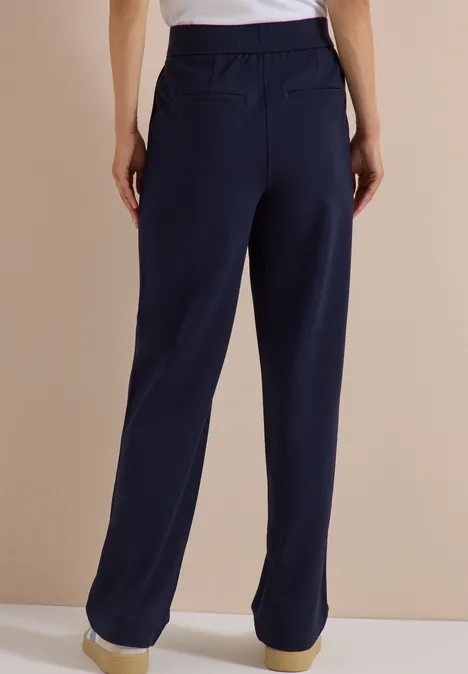 Dunkelblaue Damenhose mit geradem Schnitt, elastischem Bund und aufgesetzten Gesäßtaschen.