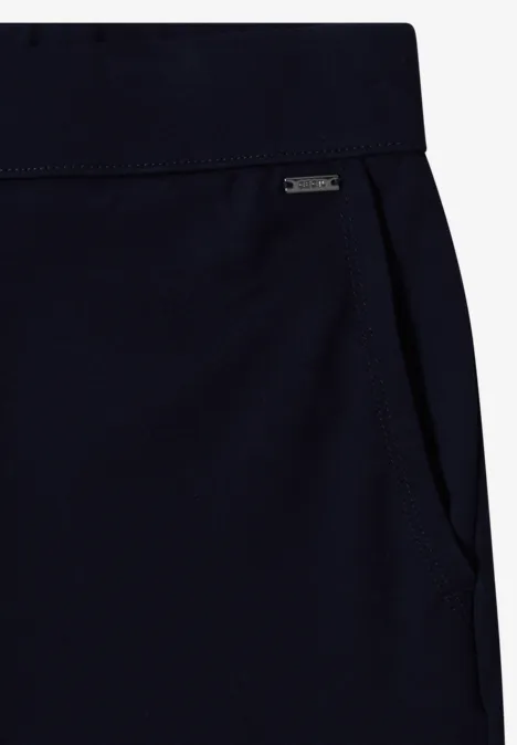 Nahaufnahme einer dunkelblauen Hose mit seitlicher Tasche und schmalem Bund.