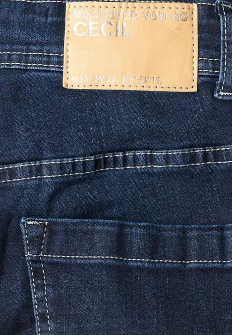 High Waist Bootcut Jeans im Slim Fit Dark blue wash Dunkelblaue Jeansrückseite mit Lederschild 'CECIL' und sichtbarem Gesäßtaschen-Detail.