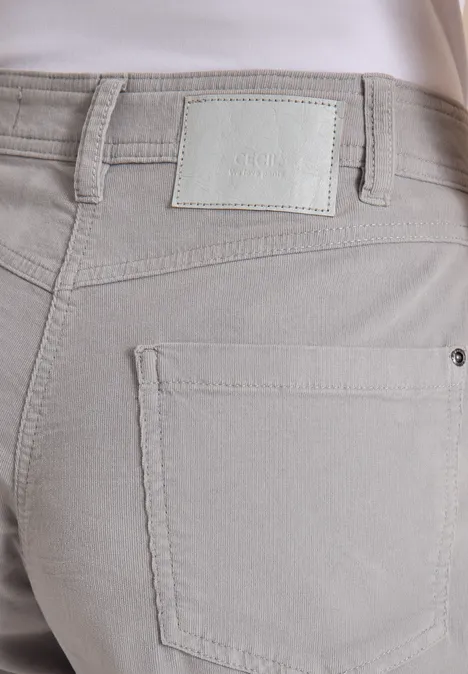 Detailaufnahme von beiger Hosenrückseite mit Gesäßtasche und weißem Label am Bund.