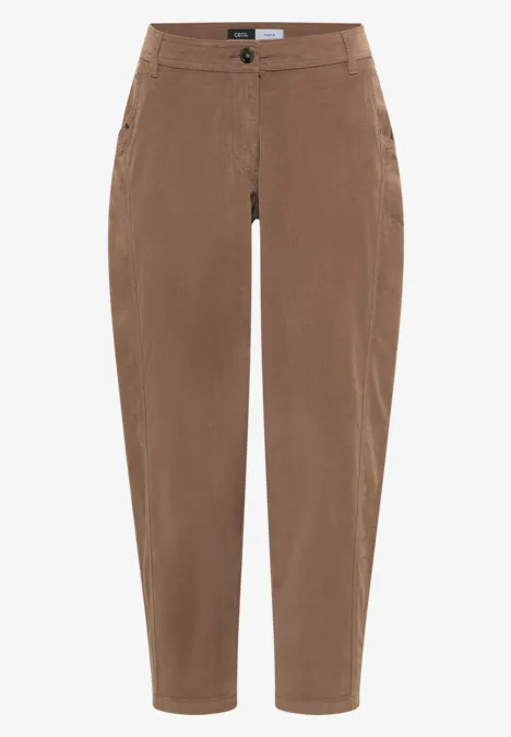 Lockere braune Hose mit geradem Bein, Knopfverschluss und seitlichen Eingrifftaschen.