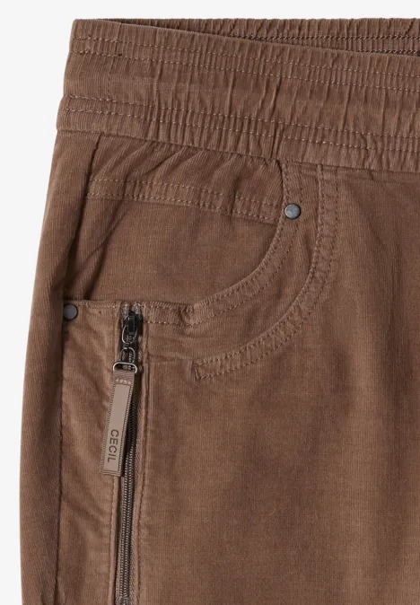 Mid Waist Slim Leg Hose im Casual Fit earthy taupe Braune Hose mit elastischem Bund, Reißverschlusstasche und sichtbaren Nieten im Vorderteil.