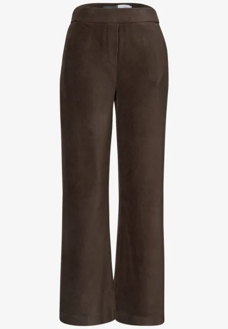 Dunkelbraune, gerade geschnittene Hose mit weitem Bein aus weichem Veloursstoff.