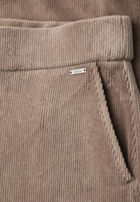 Beige Cordhose mit elastischem Bund und seitlicher Tasche, verziert mit kleinem Metalllabel.