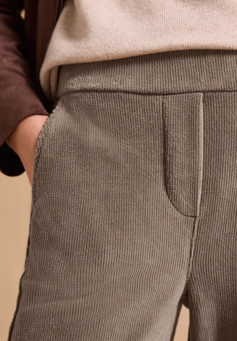 Beige Cordhose mit Nahtdetail und seitlicher Tasche