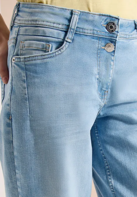 Helle, modische Jeanshose in Hellblau mit Knopfverschluss und dezenter Waschung.