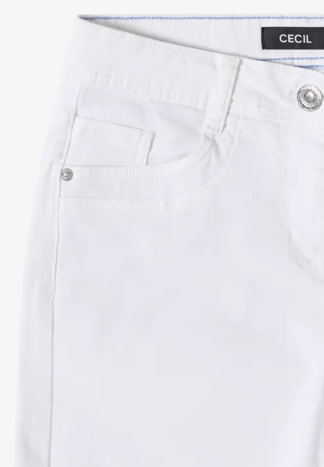 Nahaufnahme einer weißen Jeanshose mit Tasche, Münztasche und silbernem Knopf.