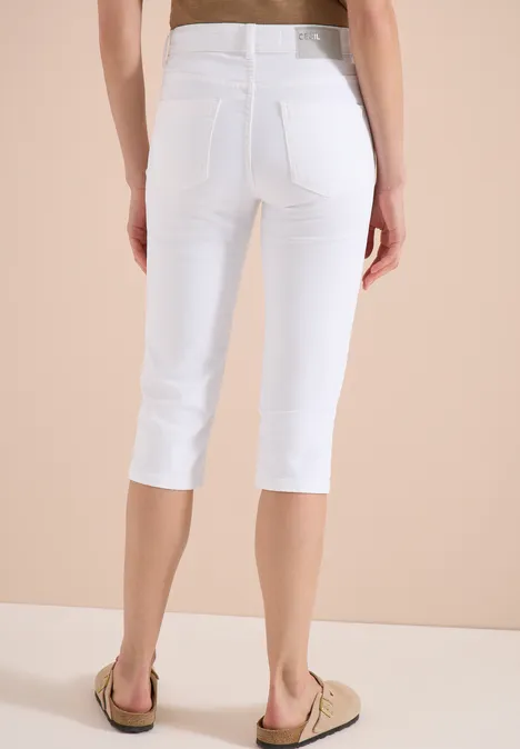 Damenmodell trägt weiße Caprihose, Rückansicht.