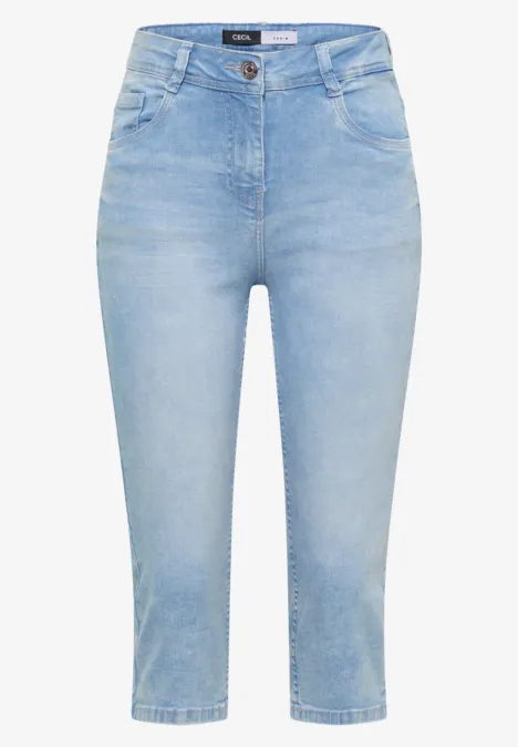 Jeans femme clair, coupe ajustée et longueur cheville, cinq poches, fermeture par bouton.
