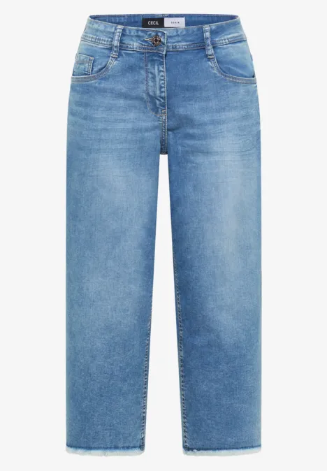 Ein Paar helle, gerade geschnittene Jeans mit fünf Taschen und gekürzten Beinen.