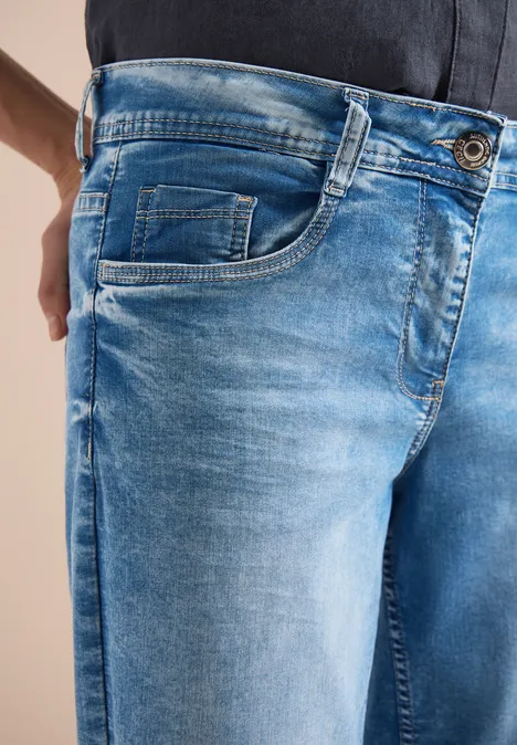 Hellblaue Jeans in Nahaufnahme mit markanten Taschen und Nähten.