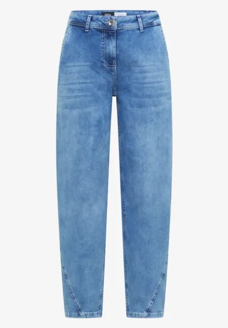 Hellblaue High-Waist-Jeans mit geradem Bein und dezenten Schlitzen am Saum.