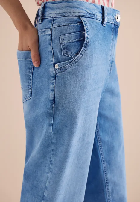 Nahe Ansicht von blauen Jeans mit Hand in der Hosentasche.