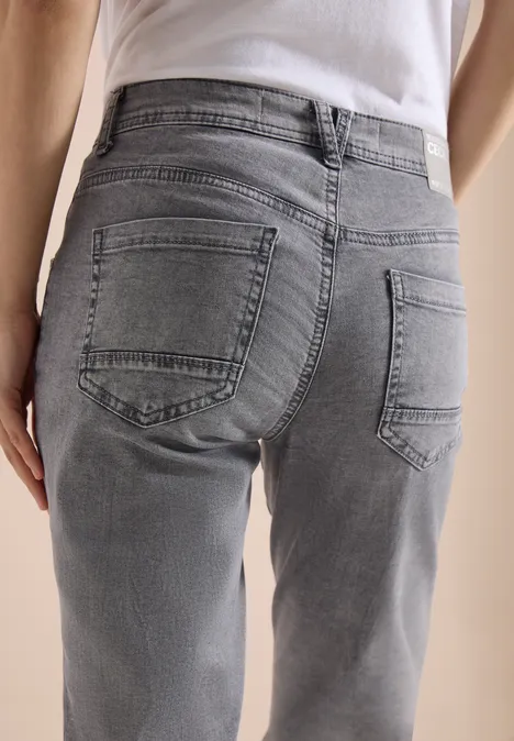 Rückenansicht einer Person in grauen Jeans und weißem T-Shirt