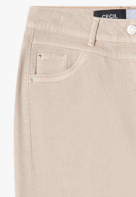 Beige Damenjeans mit Gürtelschlaufen und Markenlabel auf der Taille.