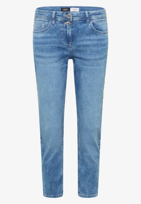 Een blauwe denim jeans met rechte pijpen en klassiek vijfzakkenontwerp.