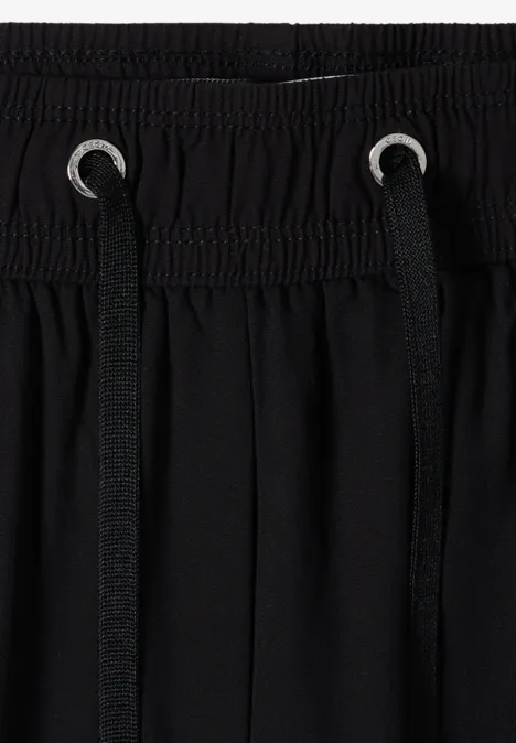 Schwarzer Hosenbund mit Kordelzug und silbernen Metallösen.