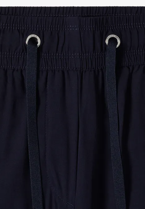 Dunkelblaue Stoffhose mit elastischem Bund und Kordelzug mit Metallösen.