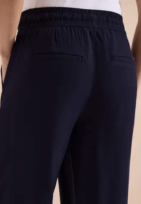 Marineblaue Hose mit elastischem Bund und zwei eingearbeiteten Gesäßtaschen.