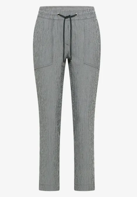 Grijze, smalvallende broek met fijne verticale strepen en een taillekoord.