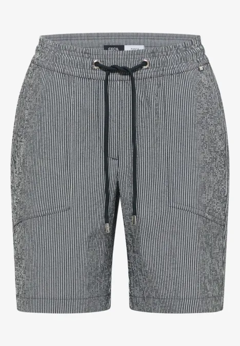 Graue Shorts aus strukturiertem Stoff mit Kordelzugbund und dekorativer Kette, knielang.