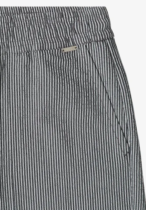 Hose mit elastischem Bund und seitlicher Tasche in blau-weiß gestreiftem Stoff.