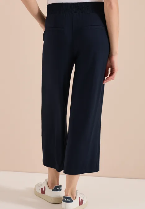 Damenhose in weitem Culotte-Stil in Dunkelblau, mit Gummibund und dezenten Gesäßtaschen.