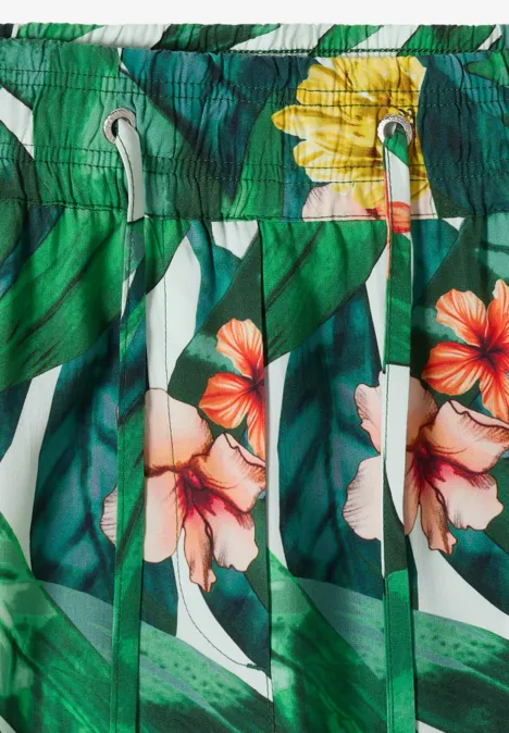 High Waist Wide Leg Hose im Loose Fit khaki Grüne Badeshorts mit tropischen Blättern und bunten Hibiskusblüten in Orange und Gelb.
