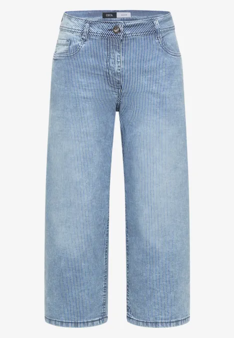 Jean culotte en denim clair, coupe large, taille haute et longueur cheville raccourcie.