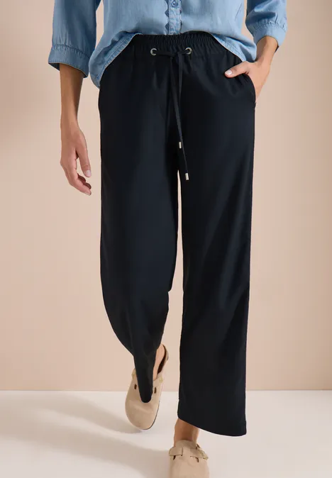 Wide Leg Hose mit tonalem Tape-Detail universal blue Weit geschnittene, dunkelblaue Damenhose mit Kordelbund und Reißverschlüssen an den Säumen, dazu bequeme Schuhe.