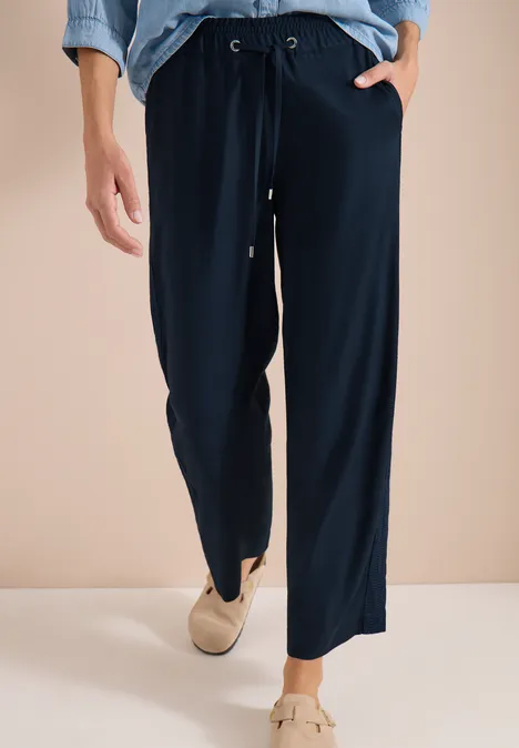 Wide Leg Hose mit tonalem Tape-Detail universal blue Navyblaue, locker sitzende Damenhose mit weitem Bein und Tunnelzugbund.