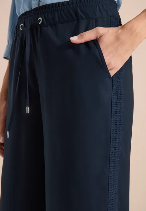 Wide Leg Hose mit tonalem Tape-Detail universal blue Dunkelblaue Freizeithose mit elastischem Bund, seitlicher Ziernaht, Hand in Tasche.
