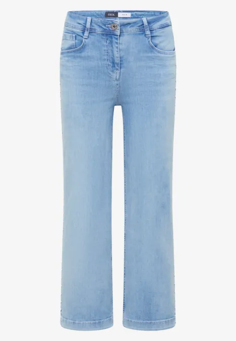 Lichtblauwe jeans met rechte pasvorm, vijf zakken en knoop-ritssluiting.