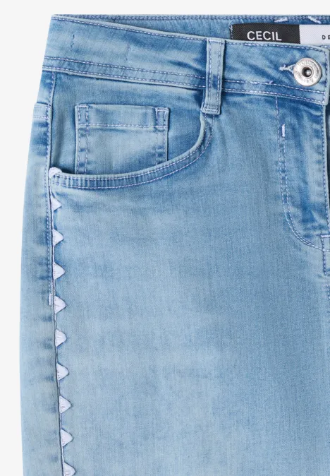 Lichtblauwe denim jeans met driehoekige studs langs de zijnaad en een Cecil-label in de taille.