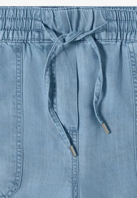 Helle Jeans-Jogginghose mit elastischem Bund und Zugschnurdetails.