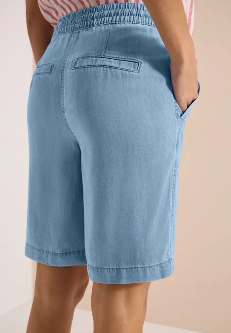 Leichte, hellblaue Bermuda-Shorts mit elastischem Bund, seitlichen Taschen und seitlichem Saumschlitz.